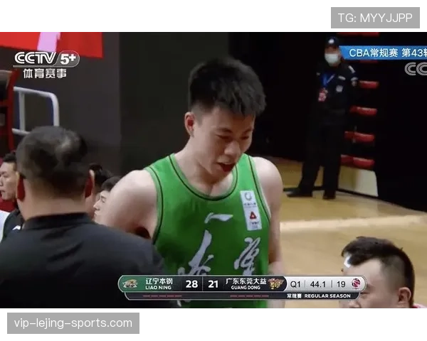 严重犯规如何判罚：红牌条件与裁判考量